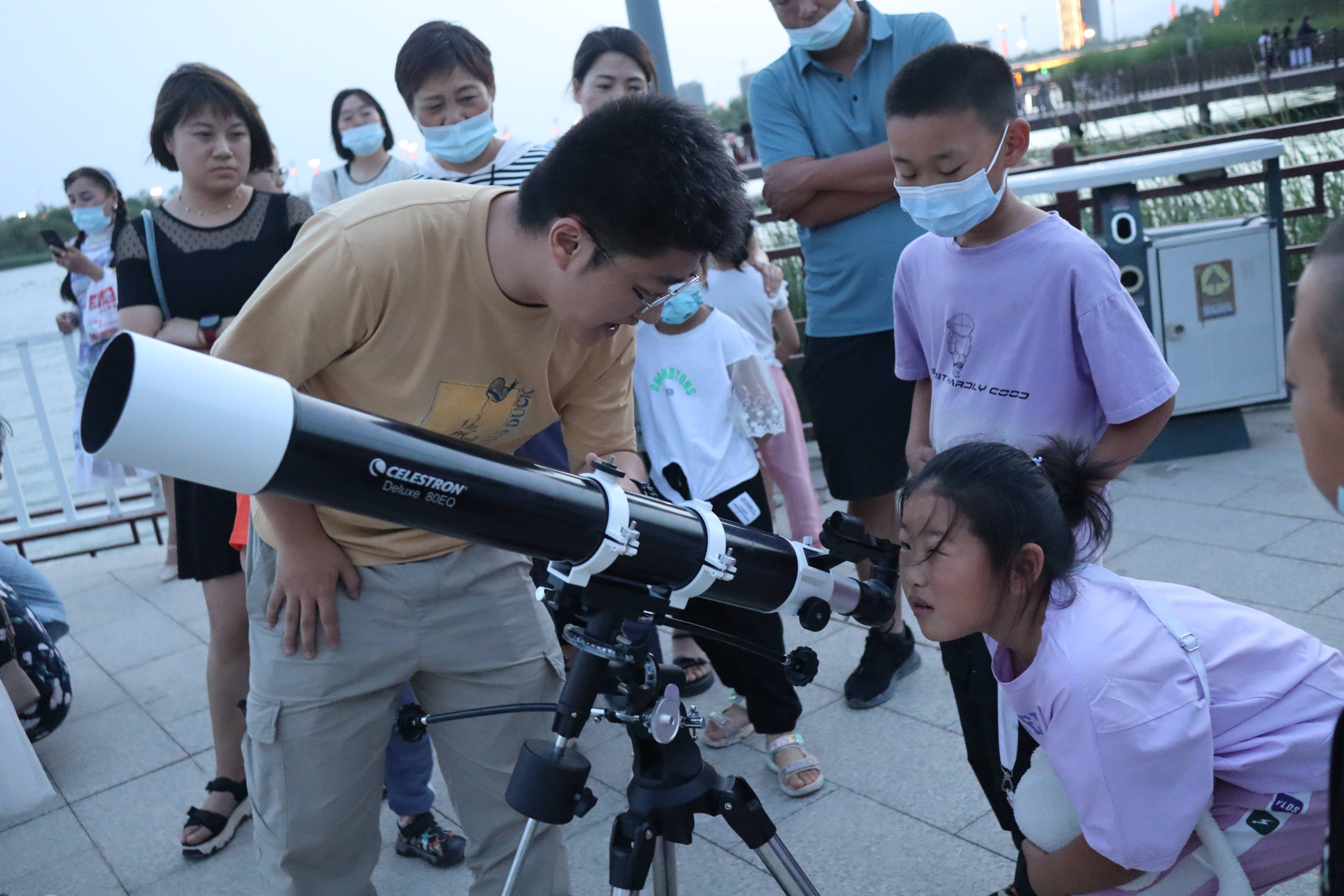孩子探索天文的望远镜,孩子们通过科技馆天文望远镜发现