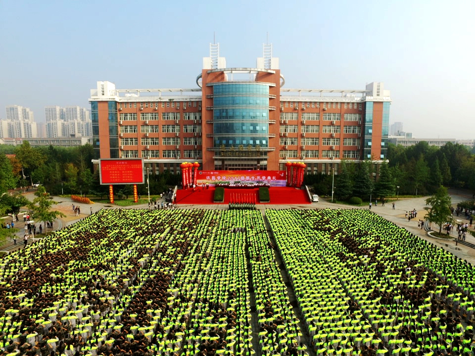 许昌学院地球科学馆,网红铁头退庭时辱骂法庭