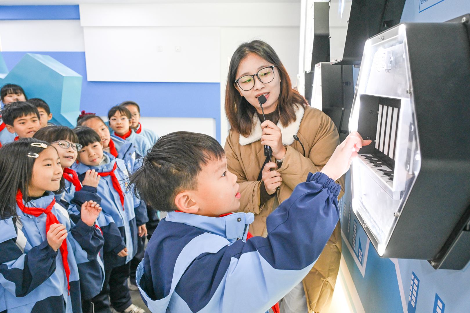 小学生怎么引导看科技前沿新闻的简单介绍 小学生怎么引导看科技前沿新闻的简单介绍