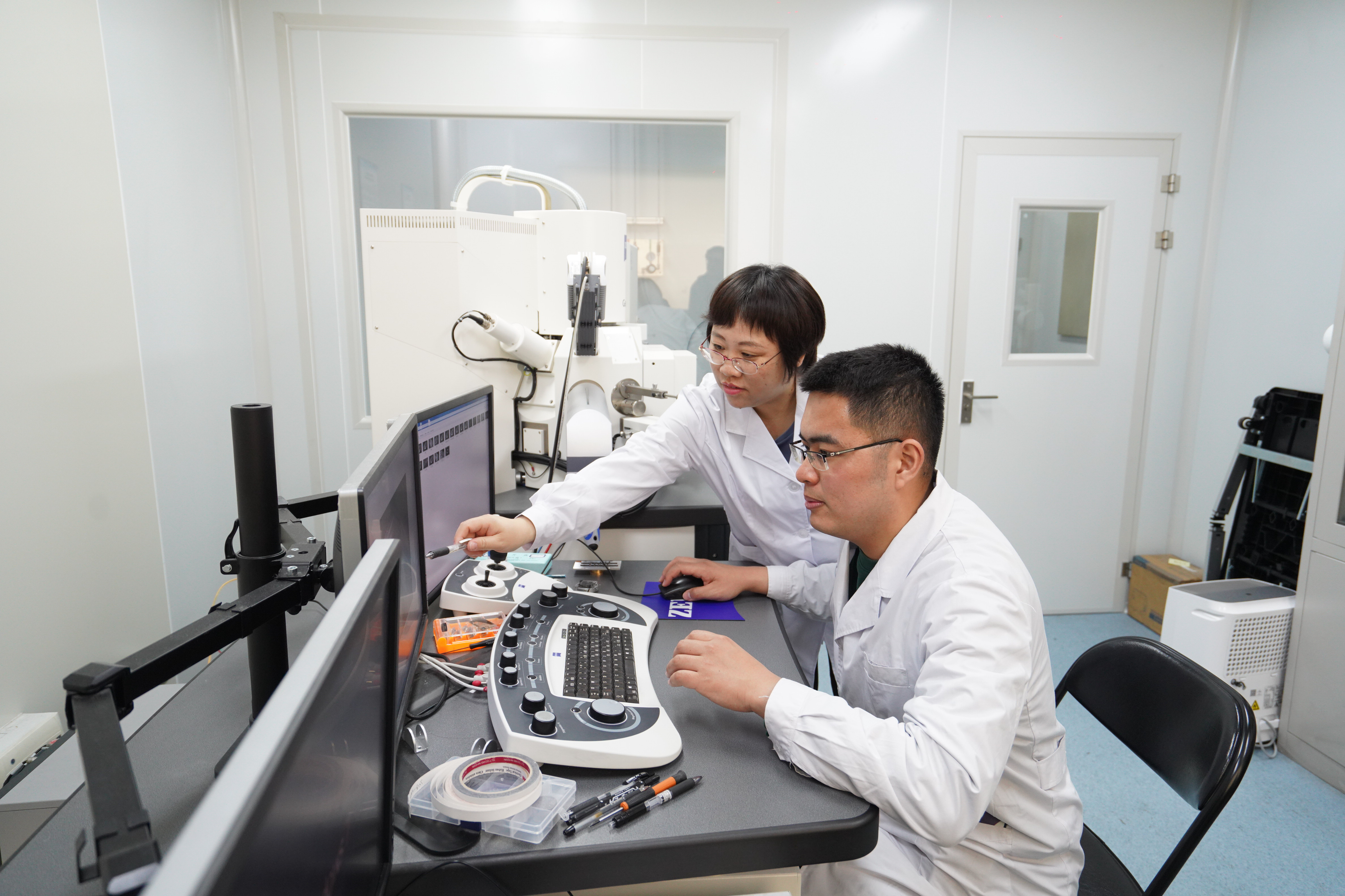 地球科学家实验室工作,科学家在实验室里工作的照片