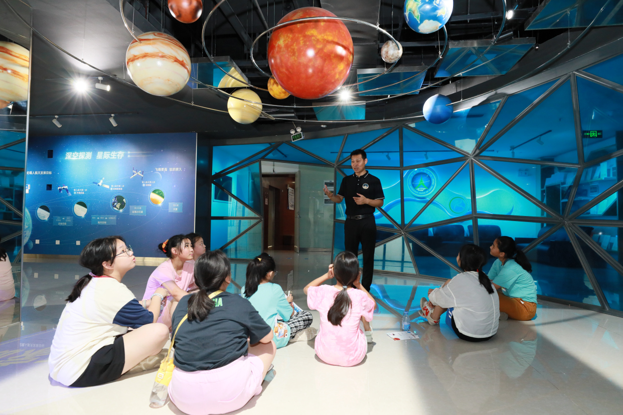 孩子们探索天文馆,北京天文馆探索宇宙早期星系 孩子们探索天文馆,北京天文馆探索宇宙早期星系