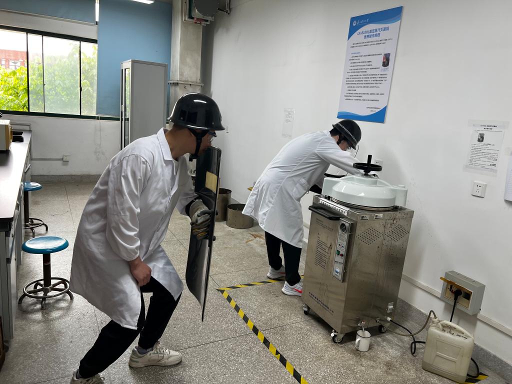 进入生命科学实验室,生命科学实验室管理员英文
