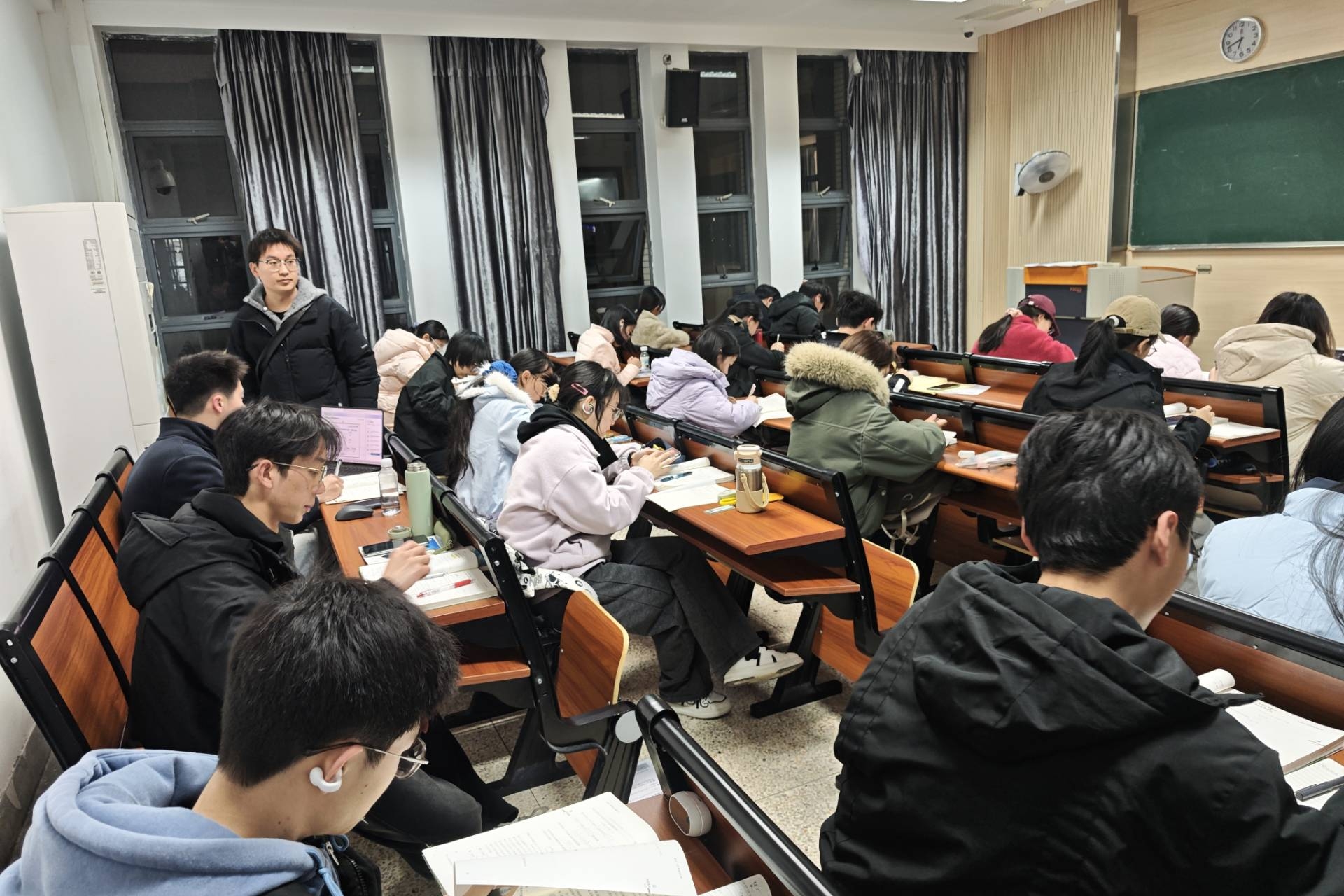 生命科学艺术课,生命科学课堂教师