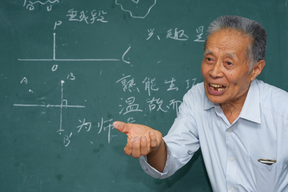 物理学照亮世界老师,物理学照亮世界老师讲课视频