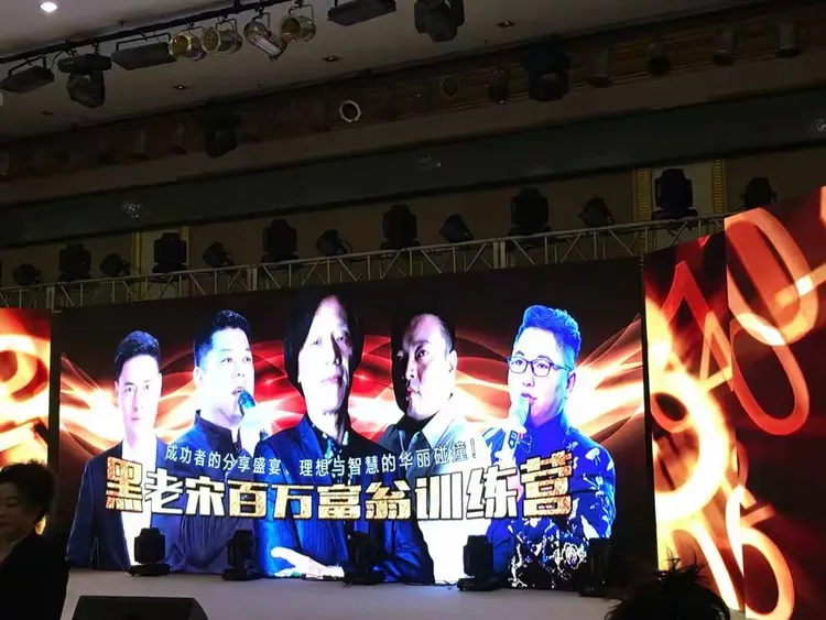 德世久亚太生命科学院,印度一老人被牛撞飞还遭踩踏