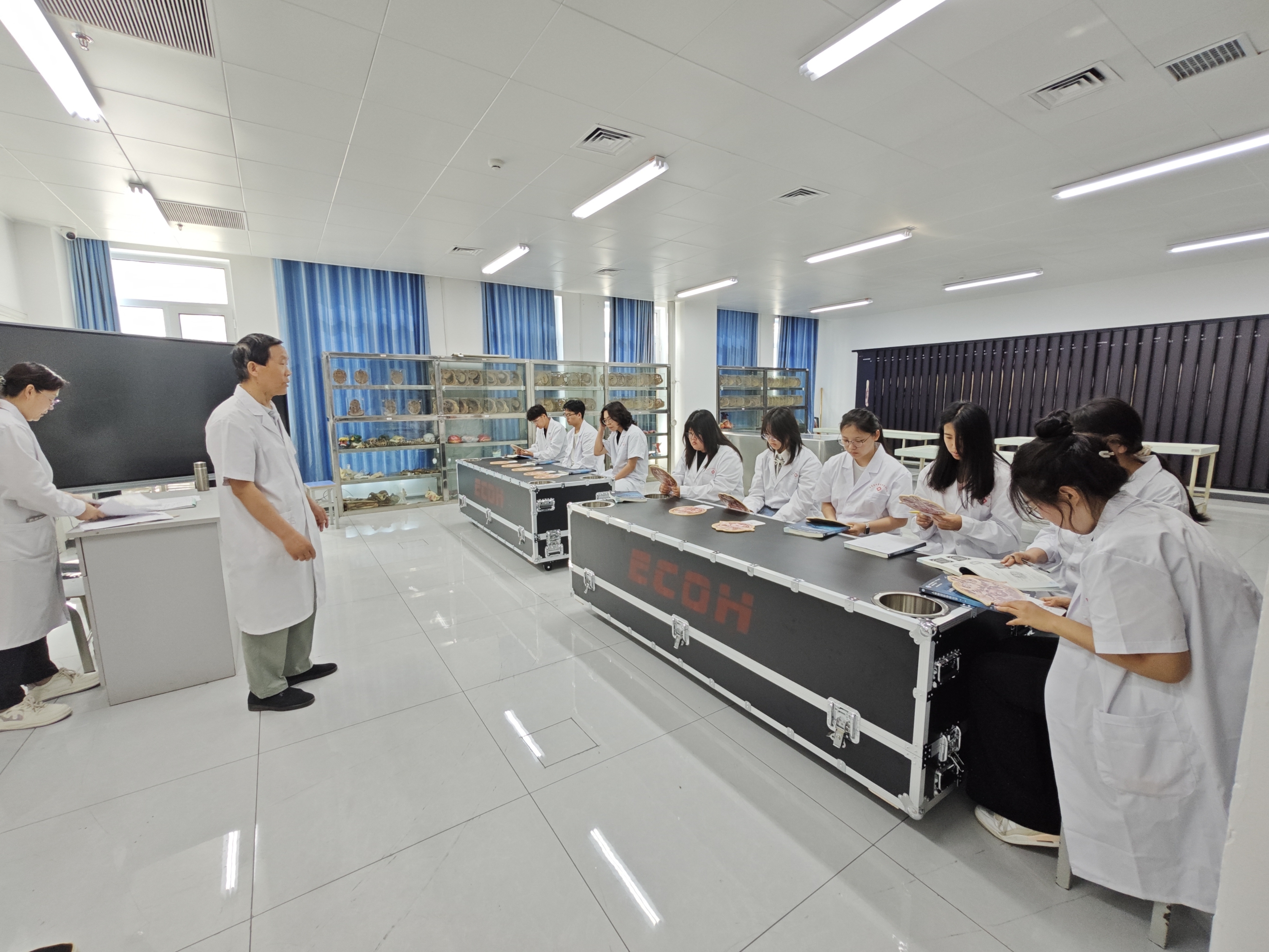 生命科学类的实验室,我想看生化实验室里面的毒药 生命科学类的实验室,我想看生化实验室里面的毒药