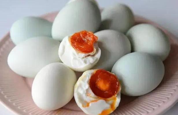 鸭蛋怎么腌制出油视频