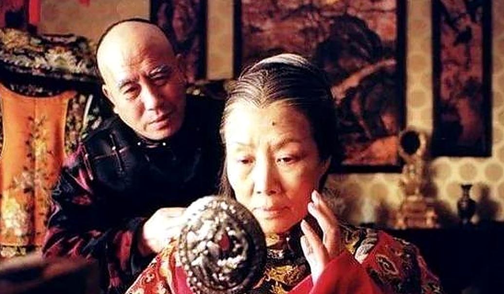 程蝶衣被太监怎么了原著