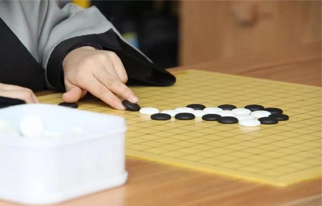 围棋什么颜色先走棋