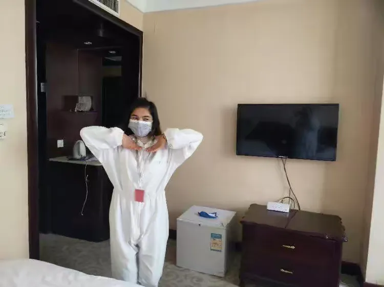 4名小学生街头轮番安慰4岁小孩入口的简单介绍