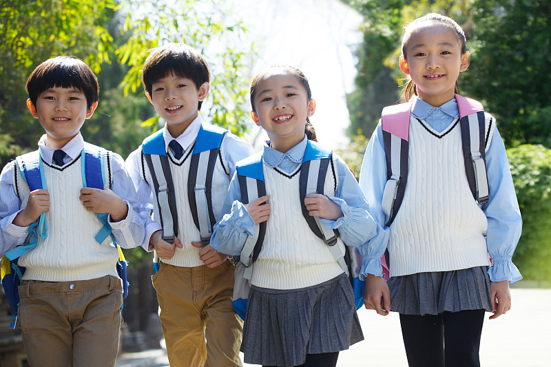 下载4名小学生街头轮番安慰4岁小孩的简单介绍 下载4名小学生街头轮番安慰4岁小孩的简单介绍