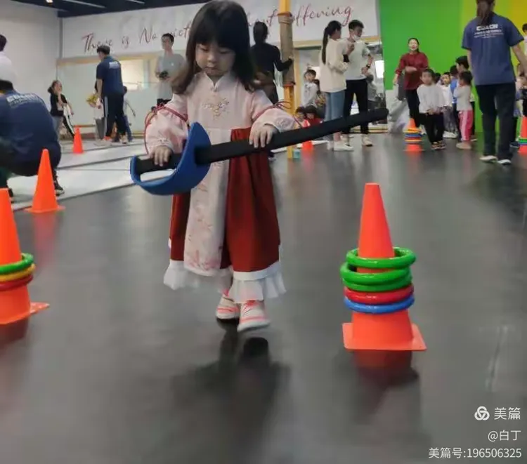 包含排行榜4名小学生街头轮番安慰4岁小孩的词条