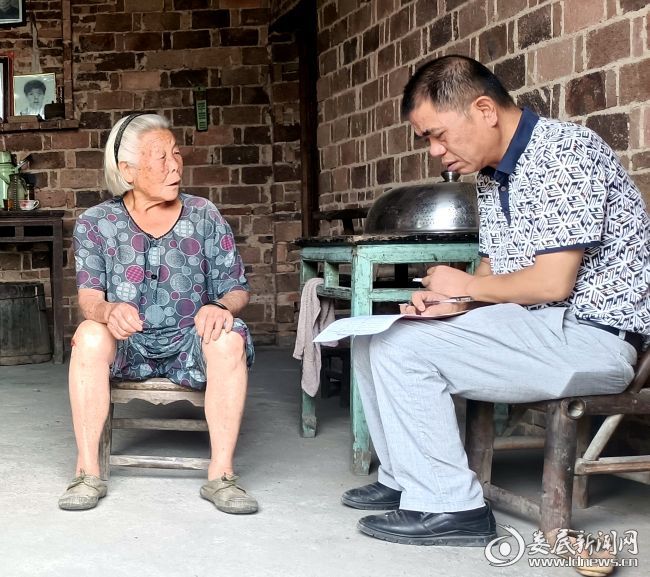 九旬老婆婆第一次报警是为m了党证 九旬老婆婆第一次报警是为m了党证
